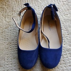 American Eagle size 2 1/2 suede shoes brand